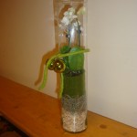 Kerststuk 9 : 10 Euro    Glazenvaas hoog model met orchidee in groentinten