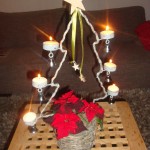 Kerststuk 5 : 12 Euro Rond riet/tinnen bak met waxinelichthouder in de vorm van een kerstboom.